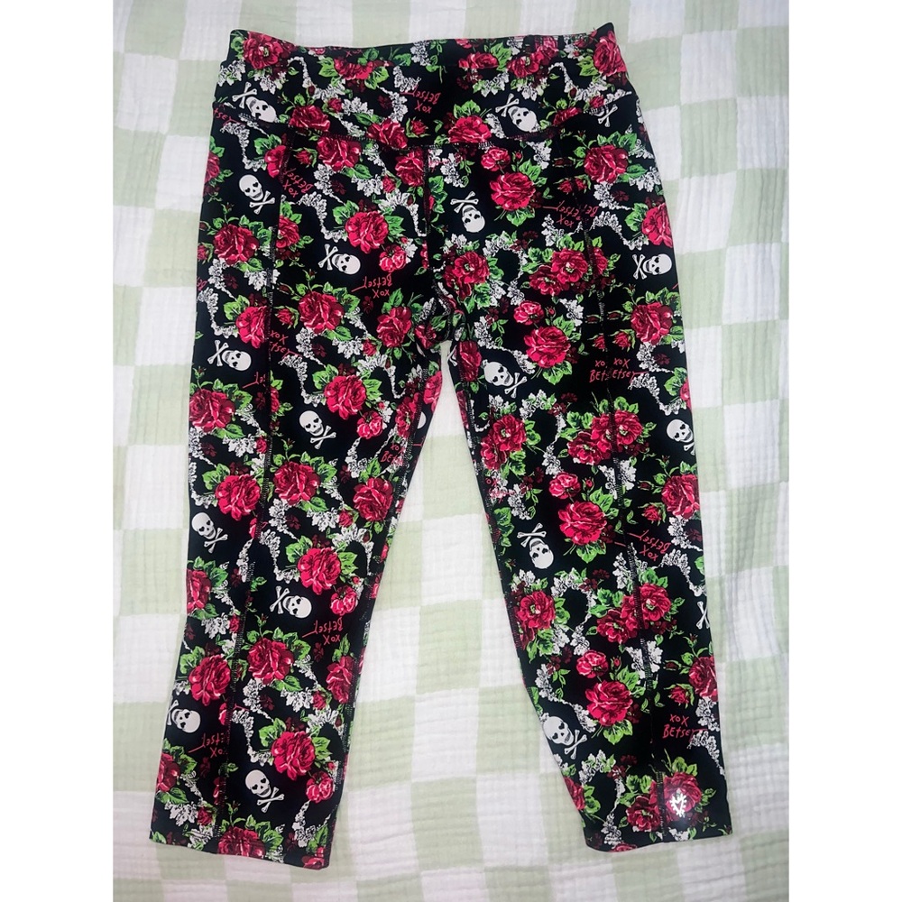 Betsey Johnson active capri’s size large